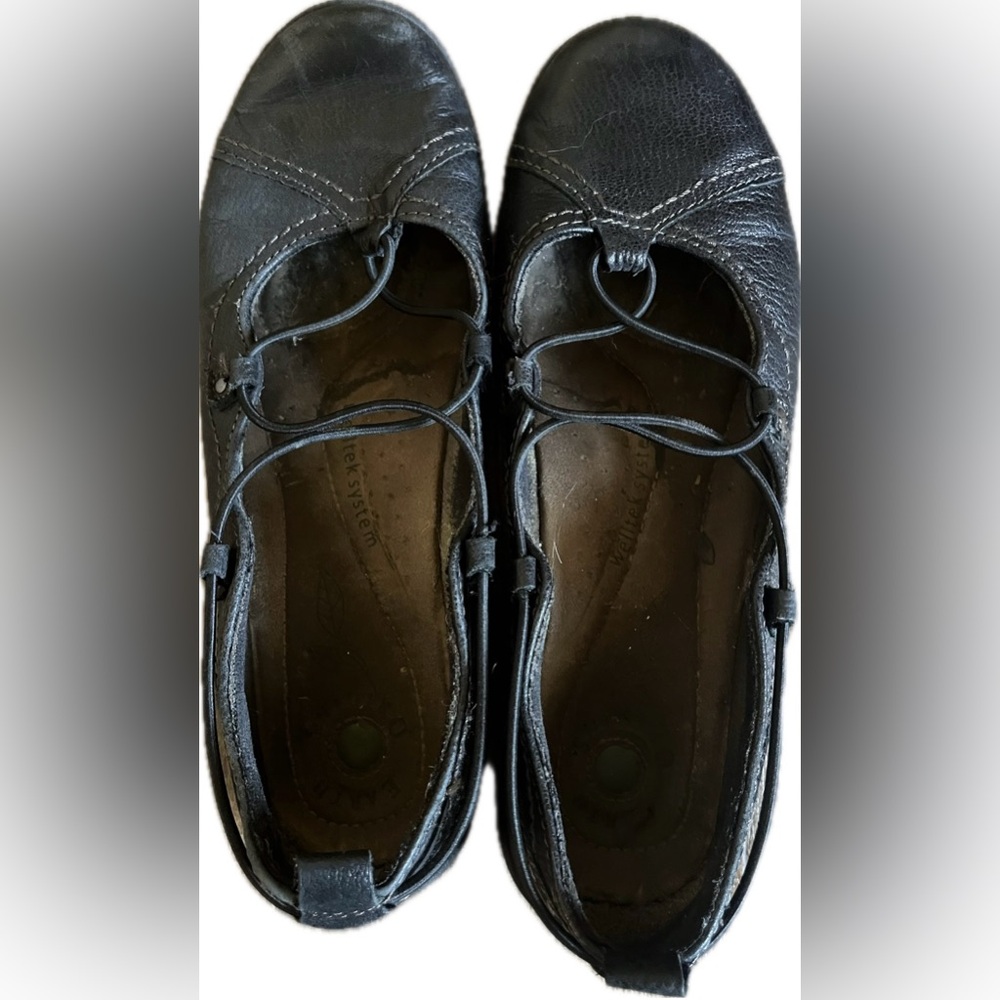 Earth Origins- London Welltek Black Leather Flats. Women’s size 9